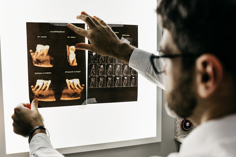 Dentista de Dentlion atendiendo a un paciente en el consultorio de Tlaxcala